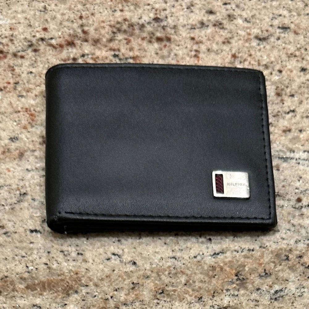 🦋 Tommy Hilfiger mens bifold wallet - black 🦋